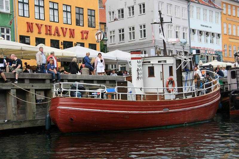 IMG_0008.jpg - Turen starter fra Nyhavn som har mange resturanter og kafeer. -- The trip starts at Nyhavn with the many resturants and cafés.