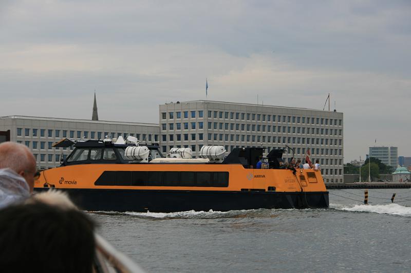 IMG_0017.jpg - En havnebus overhaler. -- A harbour bus overtake on the inside.
