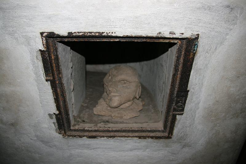 IMG_0033.jpg - et lerhoved i en skakt. -- a clay head inside a shaft.
