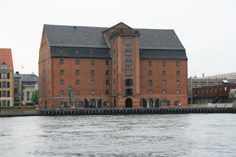 IMG_0050.jpg - Vestindisk pakhus. Et restureret varehus der vender ud mod Københavns havn. I fronten er der en kopi af Michelangelo David statuen. -- Vestindisk Pakhus, a restored warehouse overlooking Copenhagen harbour. In front of it stands a replica of Michelangelo's David.