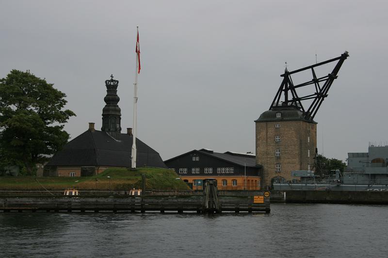 IMG_0062.jpg - Holmen havneområde er under den danske flåde. Der er nogle få historiske militærskibe og en ubåd. I bagrunden ses en Mastekran. --  Holmen harbour erea is under the Danish fleet. There is some Military boats and a submarine. In background there is a rigging-sheers.