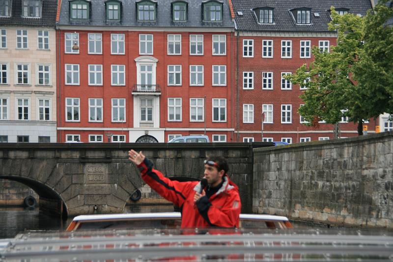 IMG_0144.jpg - Vores guide viser og fortæller meget under turen. -- The guide shows and tells alot on the trip.