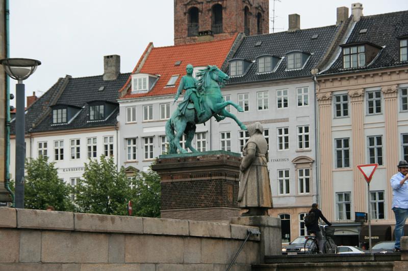 IMG_0163.jpg - gamle strand. fiskerkonens statue i forgrunden og bagved Absalons statue ved Højbro plads. -- Gamle stand (old beach). Fisher Woman statue in front and behind Absalons statue on Højbro place.