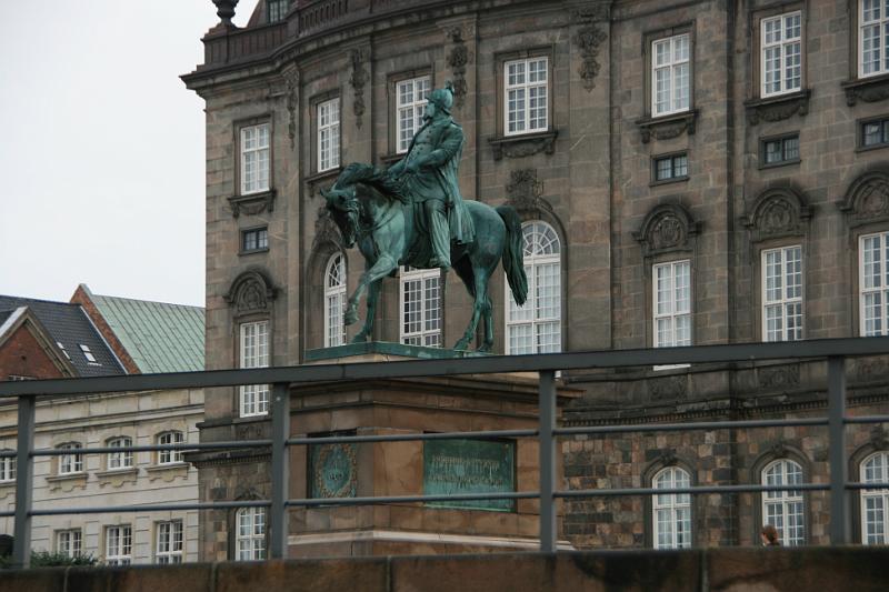 IMG_0170.jpg - Statue af kong Frederik VII. -- Statue of King Frederik VII.