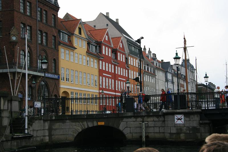 IMG_0200.jpg - Til højre for de røde huse er Nyhavn nr. 18 som H.C. Andersen brugte til at digte nogle af hans første digte. -- To the right of the red houses at Nyhavn 18 there is the house H.C. Andersen used at his first poems.