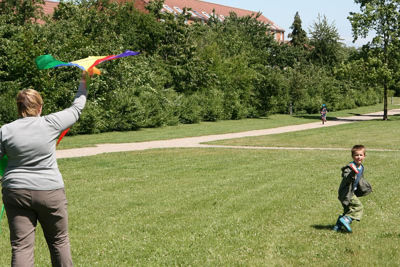 IMG_0112.jpg - Benjamin flyver drage. -- Benjamin fly the kite.