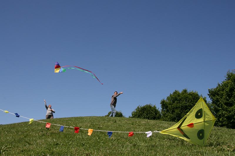 IMG_0113.jpg - op på en bakke for at flyve. -- Up the hill to fly the kite.