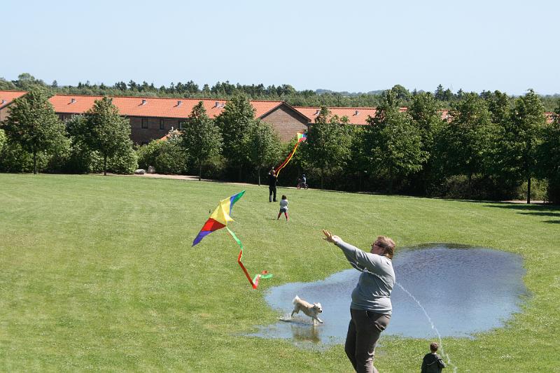 IMG_0122-.JPG - Slipper snoren så den kan komme op. -- Release line to get the kite up.