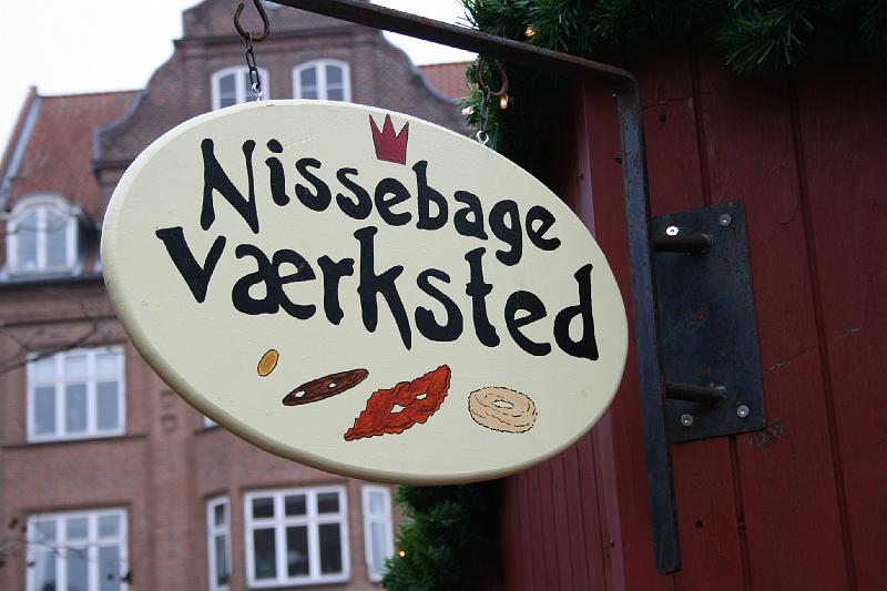 Nissebageri.jpg - Før jul bages og hygges. Var på jule køb i Horsens og faldt over dette dejlige skilt. Bake and friendly atmosphere before Christmas. On Christmas shopping in Horsens city and did found this nice sign.