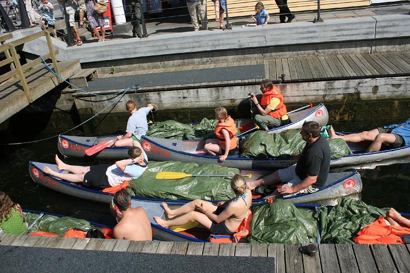 g5.jpg - Venter på at vandet falder i slusen. -- Waiting of the water falls in the sluice.