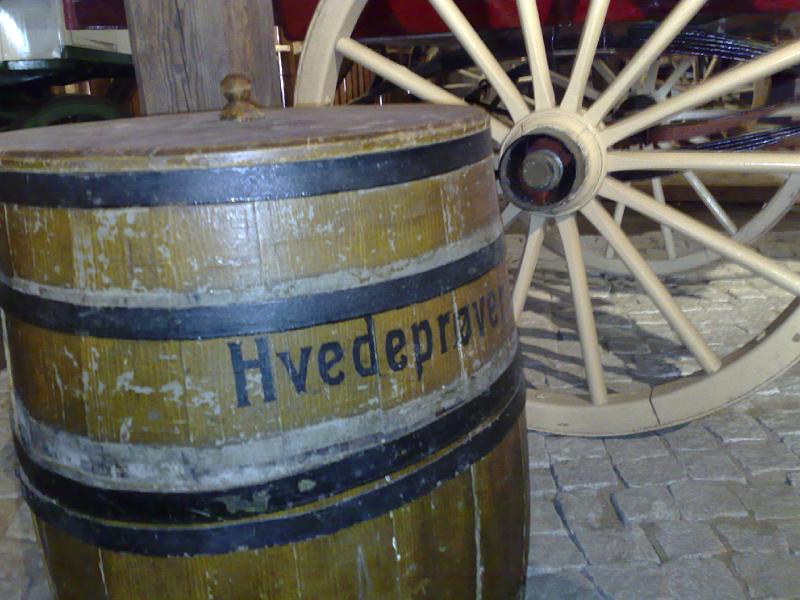 hvedeproever.jpg - Hvedeprøver. Wheat samples (text on the barrel translated)