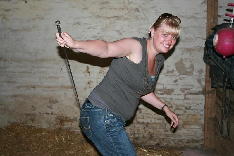 IMG_0074.jpg - ha ha ha.... hun fandt en hestepisk så vi fik et grin på. -- She did found a horse whip so we did got a smile on.
