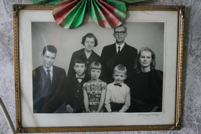 IMG_0186.jpg - familie billede af mormor, morfar og deres børn. Min mor er til højre. -- Family photo of my grandmother, grandfather and there children. My mother is at the right.