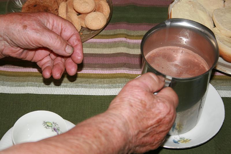 IMG_0197.jpg - Mormor med kakao og velsmagende boller til. -- grandmother with cocoa and with tasty small bread.