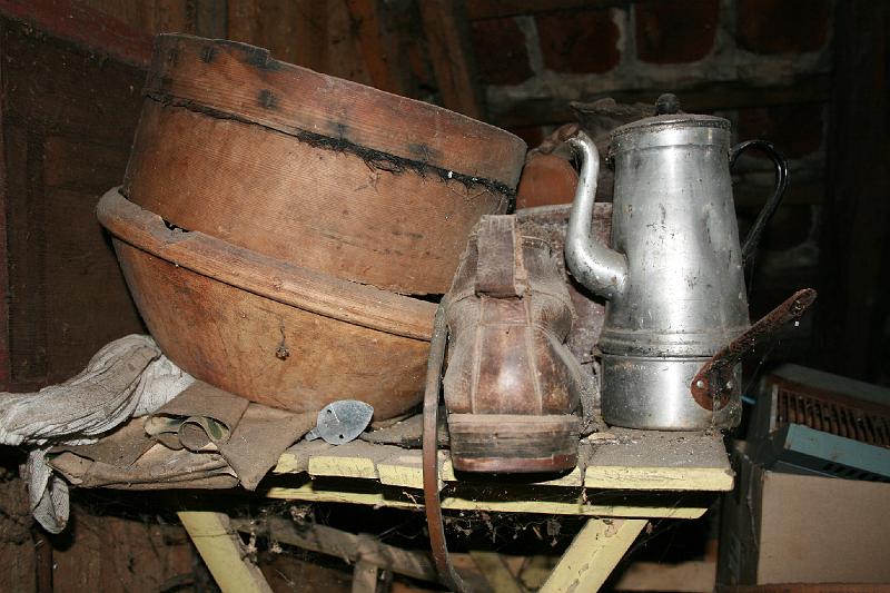 IMG_0221.jpg - oppe på loftet havde der ikke været mange de sidste par år men der er gemt mange sjove gode ting fra gården. -- up right under the roof. Not many people have got there for years. There is alot old stuff from the old farm.