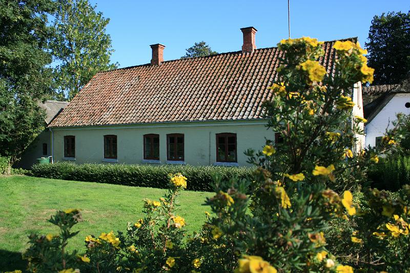 IMG_0255.jpg - Græsplænen og stuehuset. -- Grass lawn and the farmhouse
