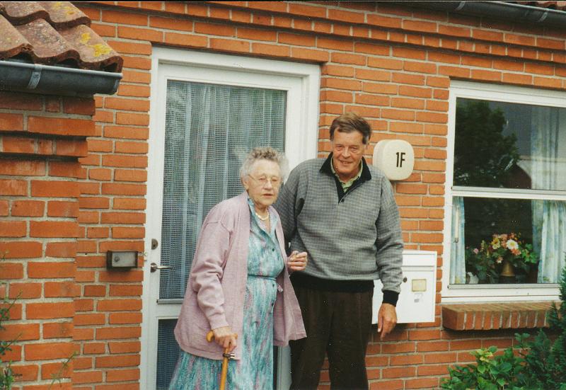 IMG_0001.jpg - Min farmor og far ved farmors hus. -- My gandmother and my father at my grandmothers house.