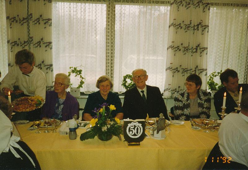 IMG_0000.jpg - 50 års bryllupsdag Mornor og Morfar (Ellen og Nils Jensen). Moster til venstre for Mormor og min mor og far til højre for Morfar. -- 50 years weeding day my Grandmother and Grandfather (Ellen and Nils Jensen). Aunt to left and my mother and father to the right.