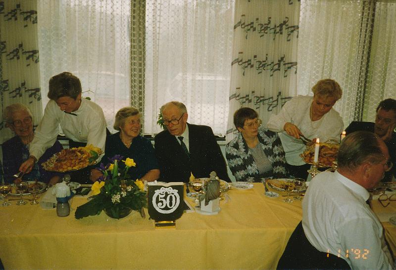 IMG_0002.jpg - Der serveres. -- Serve up.