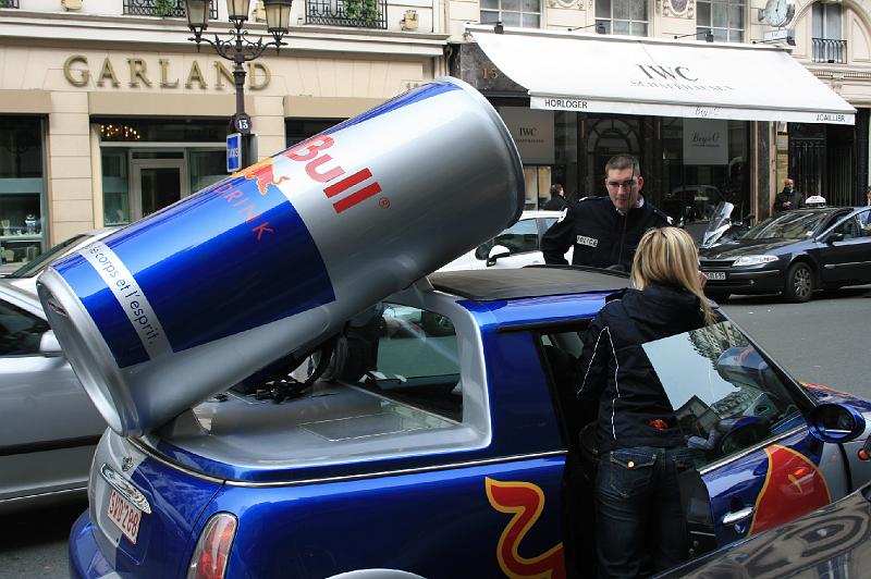 IMG_0149.jpg - Red Bull biler overalt i byen, her i snak med politiet. -- Red Bull cars everywhere in the city, here in talk with the police.