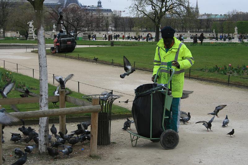 IMG_0164.jpg - Første og eneste mand vi så passede sit arbejde med at holde Paris rent. Vi holdt lidt øje med dem men sørgeligt at se resten dovnede. First and only man that did his job with make Paris a clean city. we did look alot around all the other did not do there work. Very sad to see.