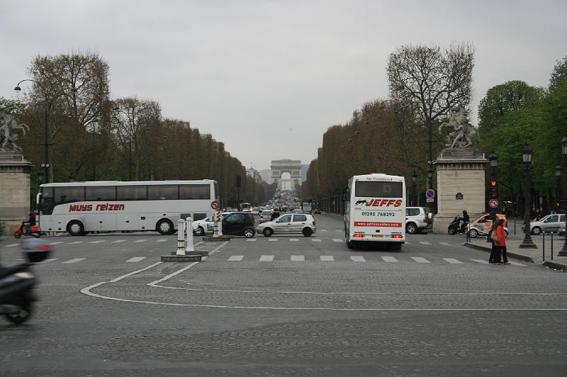 IMG_0191.jpg - Triumfbuen i baggrunden. -- Arc de Triomphe in bagground.
