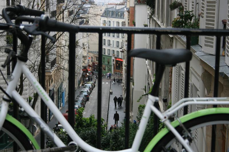 IMG_0240.jpg - et kig ned på en anden gade ved Montmartre. -- a look down at another street at Montmartre.