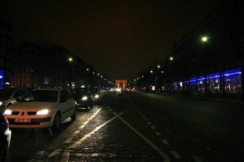 IMG_0273.jpg - Triumfbuen i baggrunden. -- Arc de Triomphe in the bagground
