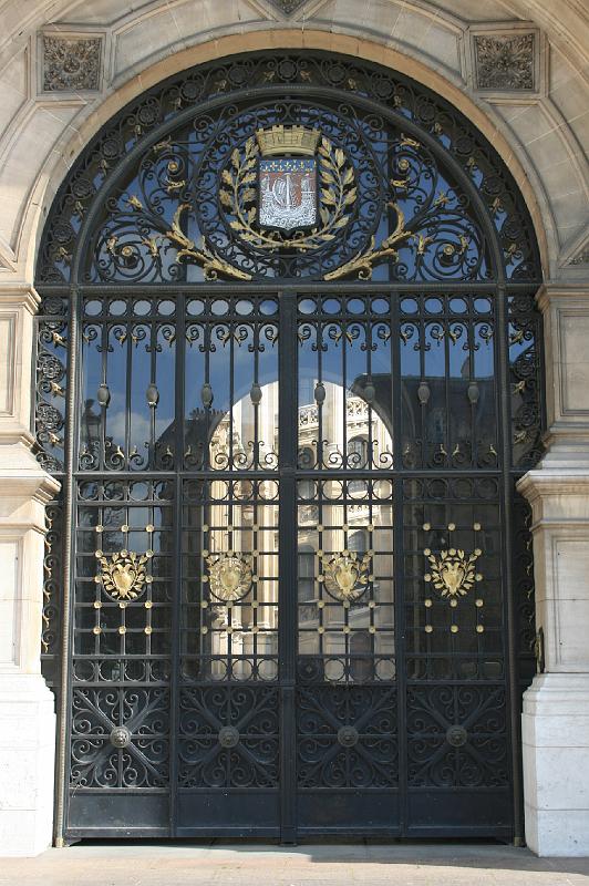 IMG_0337.jpg - En af de mange flotte porte til  Hotel de Ville. -- One of the many gate of Hotel de Ville.