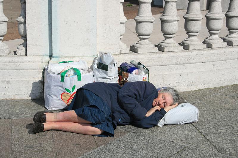 IMG_0338.jpg - En af de mange hjemløse. Der er mange hjemløse i Paris. --  One of the homeless. There is alot of them in Paris.