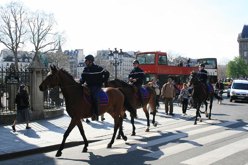 IMG_0348.jpg - Politi på hest ved Notre Dam Cathedral. -- Police on horse at Notre Dam Cathedral.