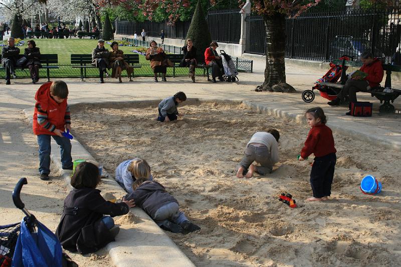 IMG_0473.jpg - Børn deer leger i sandkassen ved Notre Dam. -- Kids that plays in the sandbox.