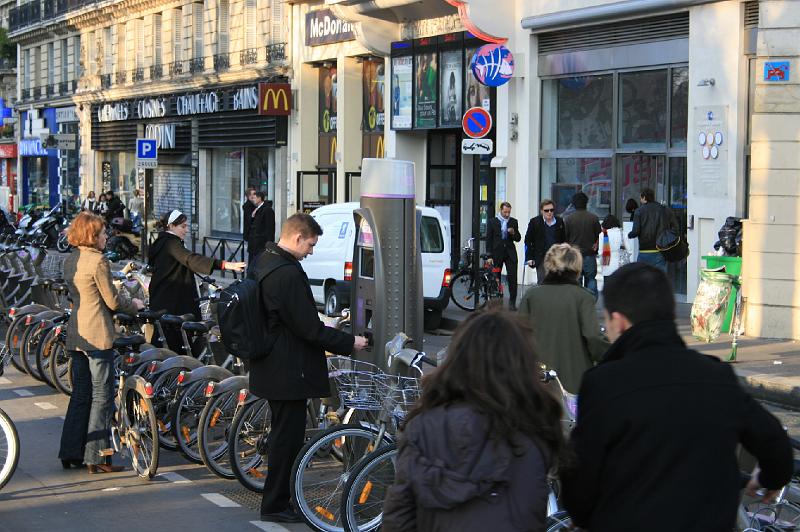 IMG_0523.jpg - By cykler er opstillet overalt og meget populært. -- City bikes are set up everywhere and very popular.