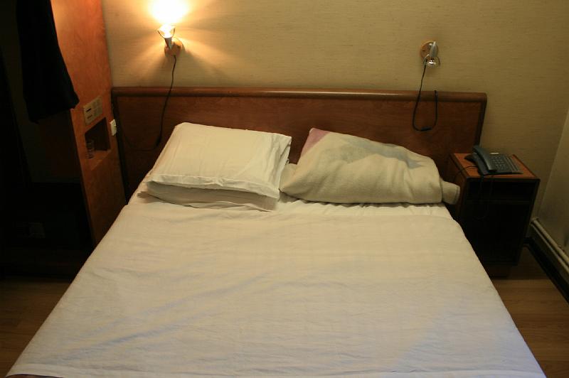 IMG_0526.jpg - Hotel seng. Meget hård og næsten lige så god som gulvet. -- Hotel bed. Very hard and almost as good as the floor.