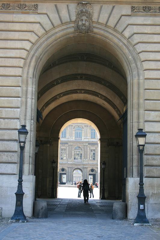 IMG_0556.jpg - En af de mange porte til Louvre. -- One of the many port to Louvre