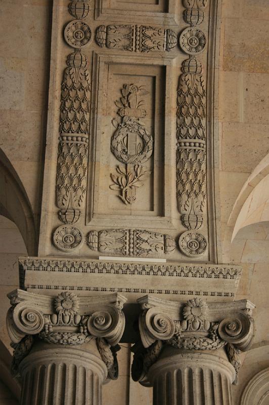 IMG_0558.jpg - Dekoration over de mange søjler. --  Decoration over the many column.