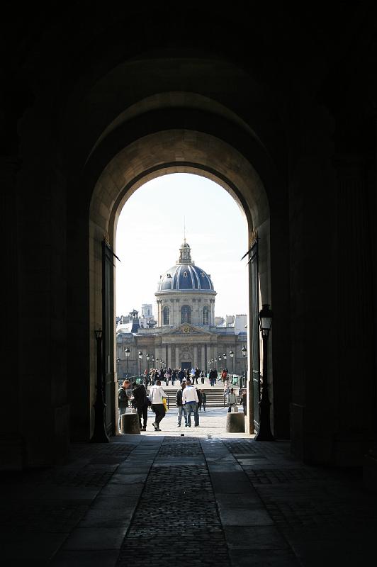 IMG_0565.jpg - Udsigt gennem en port til Institut de france. -- View through a port at Institut de france.