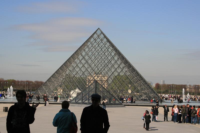 IMG_0569.jpg - Glaspyramiden ved Louvre. --  The glass pyramid at Louvre.