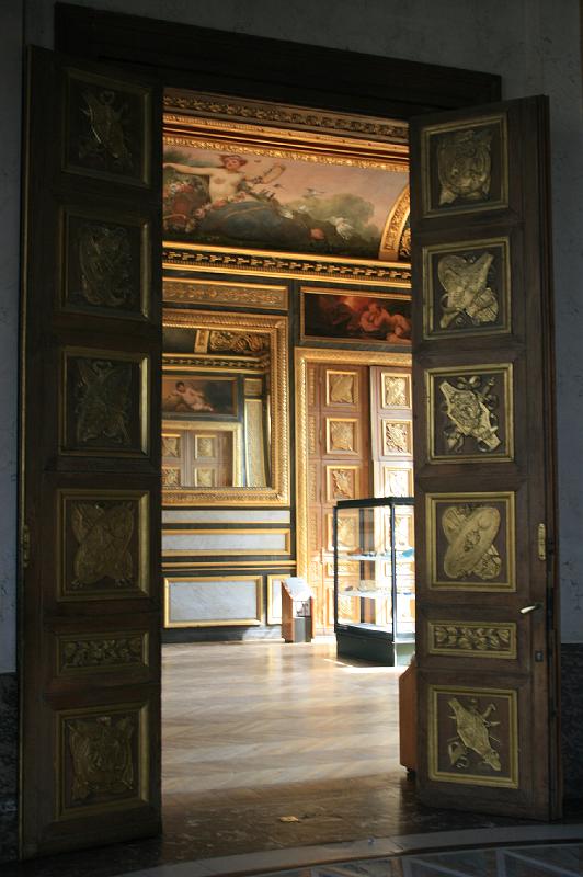 IMG_0655.jpg - Døre til rum med store spejle på vægen og flote loftmalerier. -- Doors to a room with big mirrors on wall and big loft paintings.
