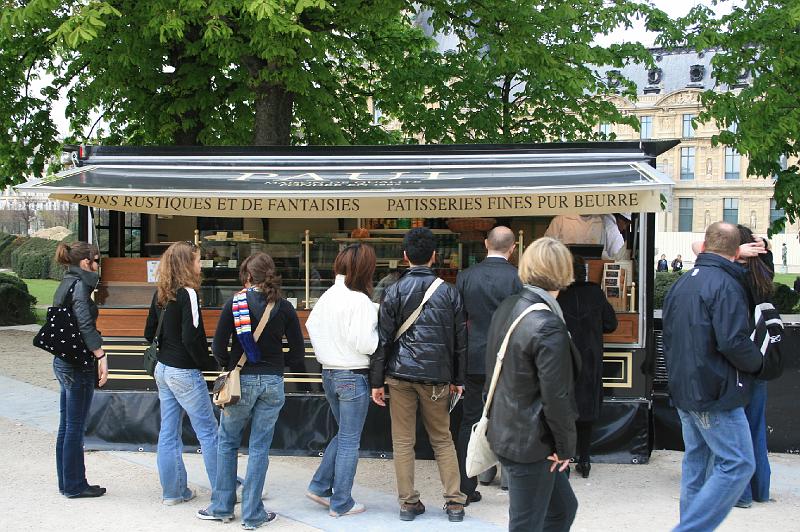 IMG_0703.jpg - Mindre spise sted i haven bag Louvre. -- Smaller eating place in the garden behind Louvre.