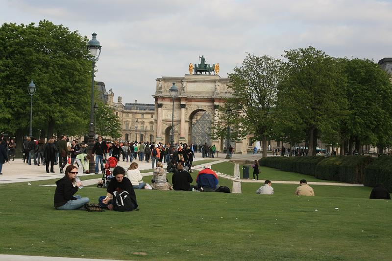 IMG_0710.jpg - Tuileries have bag Louvre. Folk nyder varmen sidst på dagen.  -- Garden of Tuileries Behind Lovre. People enjoy the last heat of the day.