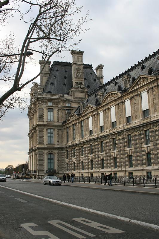 IMG_0723.jpg - Louvre set fra vejen op af floden. -- Louvre seen from the road close to the river.