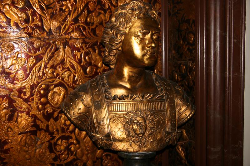 IMG_0317.jpg - en buste forand det guldbelagte tapet. -- a bust in front of the Gold covered wallpaperhangings.