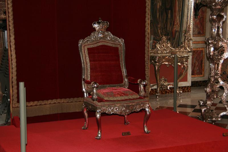 IMG_0403.jpg - Dronningens sølv stol. -- The queens silver chair.