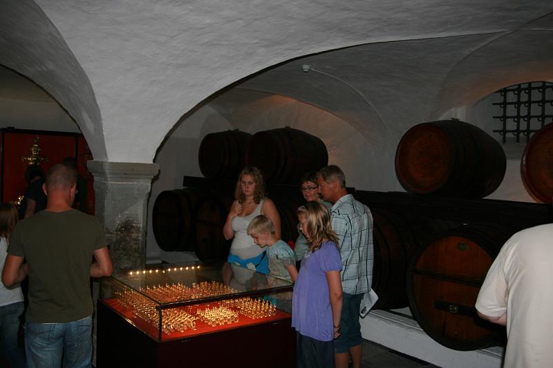 IMG_0408.jpg - Slottets vinkælder. Vintønder bagved og udstillinger rundt om. -- The castles wine cellar and around  some exhibition.