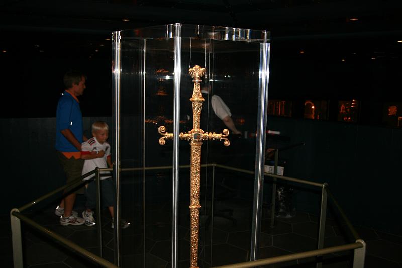 IMG_0436.jpg - Meget langt udsmykket guld sværd. Brugt til kroning af konger. Den sidste var Friderik III -- A very loong decorated gold sword. Used to crown the kings. The last was Friderik III.