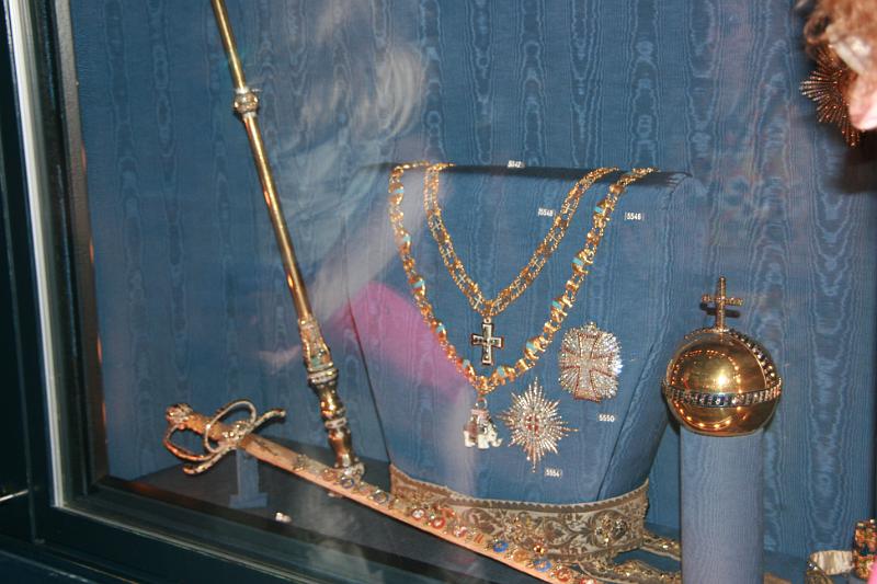 IMG_0459.jpg - Sceptret, Rigsæblet, Kroningsskården og diverse smykker. -- The sceptre, Rigsæblet (Apple of the kingdom), The coronation sword and various jewellerys.