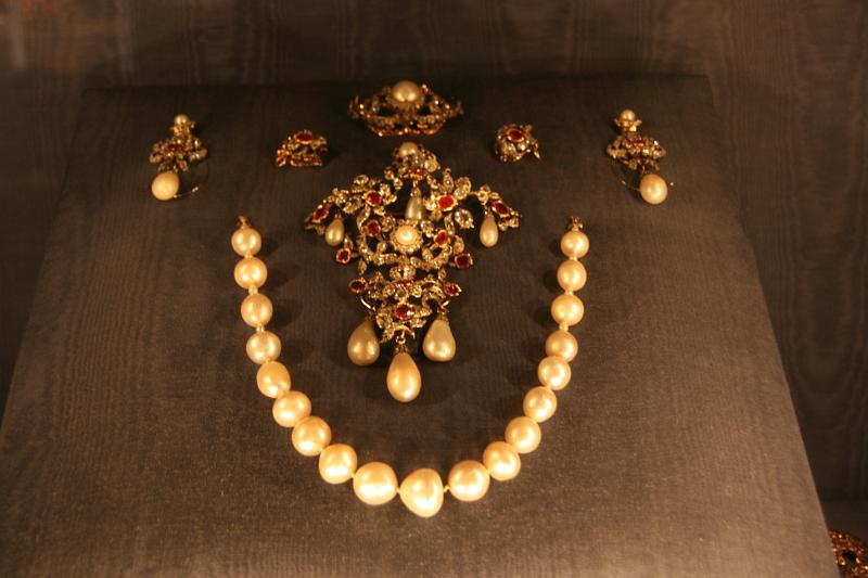 IMG_0489.jpg - De regerende droninger havde nogle flotte smykke sæt. -- The reigning queens did have some very beautiful jewellery sets,