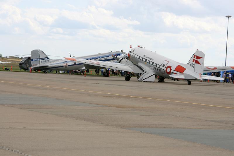 IMG_0137.jpg - 2 stk Douglas DC-3. De er restaureret og fungerer som flyvende museum. -- 2 Douglas DC-3 airplanes. They are restored and works as flying museum.