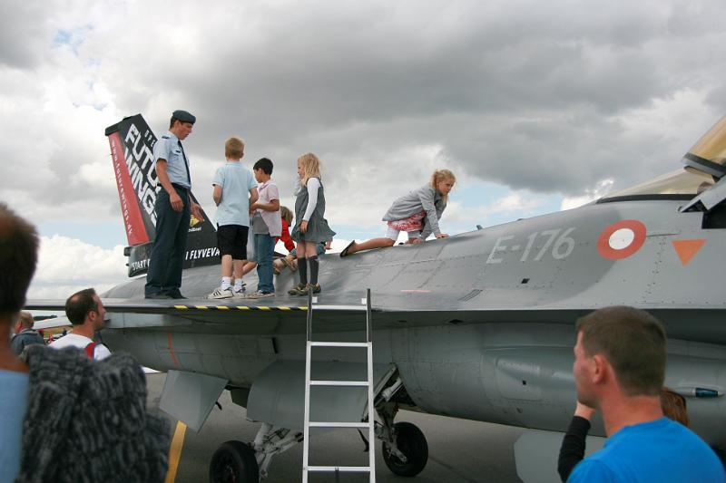 IMG_0140.jpg - F-16. Børn fik lov at side og røre flyet. -- Kids got allowed to sit and touch the plane.